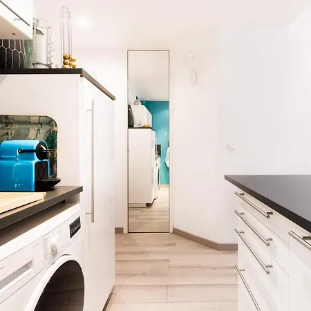 Explore The Old Town From A Stylish, 17Th Century Apartment 아파트 니스