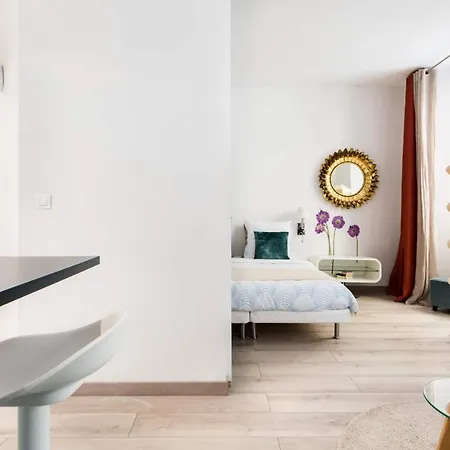 Explore The Old Town From A Stylish, 17Th Century Apartment 아파트