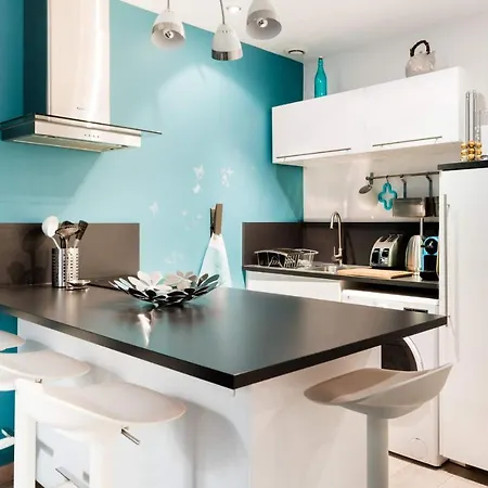 Explore The Old Town From A Stylish, 17Th Century Apartment 아파트 니스