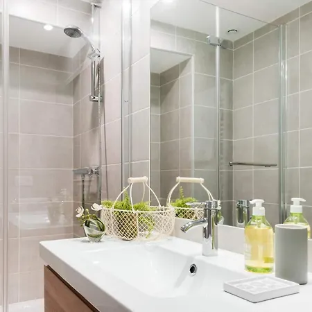 Explore The Old Town From A Stylish, 17Th Century Apartment 아파트 니스