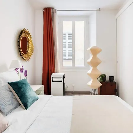 Explore The Old Town From A Stylish, 17Th Century Apartment