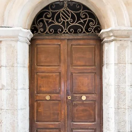 Explore The Old Town From A Stylish, 17Th Century Apartment 아파트 니스