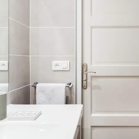 Explore The Old Town From A Stylish, 17Th Century Apartment